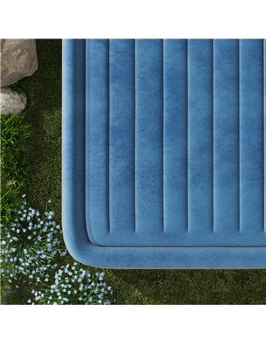 Outsunny King-Size Inflatable Mattress, with Built-In Electric Pump and Bag