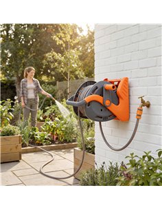 Outsunny Portable Garden Hose Reel, 20+2 m Wall Mounted Hose Reel with 2 Patterns Spray Nozzle and Crank Handle, Orange 2
