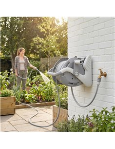 Outsunny Portable Garden Hose Reel, 20+2 m Wall Mounted Hose Reel with 2 Patterns Spray Nozzle and Crank Handle, Grey 2